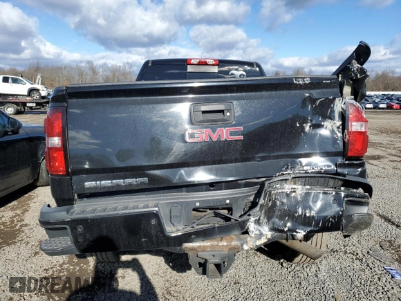 2017 GMC Sierra 2500HD Denali z VIN 1GT12UEG1HF104744, wystawiony jako Copart lot #43969425 z przebiegiem 129 674 mil mil oraz Szkoda całkowita • Salvage title. Historia ofert i sprzedaży dostępna na DreamBid. Obrazek 6.