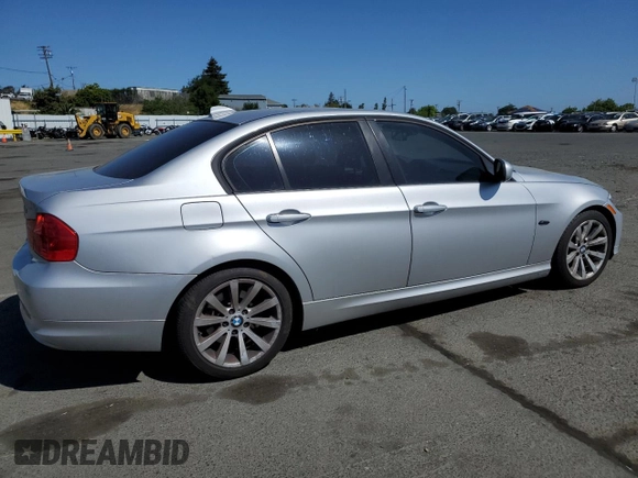 2011 BMW 3 Series 328i z VIN WBAPH5C54BA447971, wystawiony jako Copart lot #55899855 z przebiegiem 140 078 mil mil oraz Czysty tytuł • Clean title. Historia ofert i sprzedaży dostępna na DreamBid. Obrazek 3.