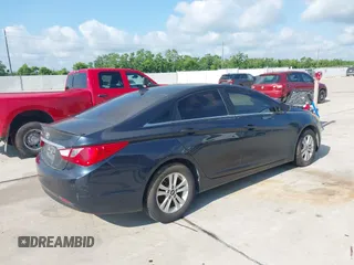 2013 Hyundai Sonata GLS z VIN 5NPEB4ACXDH505875, wystawiony jako IAAI lot #42409704 z przebiegiem 138 361 mil mil oraz . Historia ofert i sprzedaży dostępna na DreamBid. Obrazek 4.