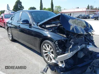 2017 BMW 3 Series 320i z VIN WBA8E1G52HNU15294, wystawiony jako IAAI lot #41980037 z przebiegiem 100 880 mil mil oraz . Historia ofert i sprzedaży dostępna na DreamBid. Obrazek 1.