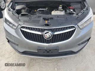 2020 Buick Encore Essence z VIN KL4CJGSB6LB020497, wystawiony jako Copart lot #43624955 z przebiegiem 99 448 mil mil oraz Tytuł czysty. Historia ofert i sprzedaży dostępna na DreamBid. Obrazek 12.