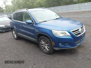 2010 Volkswagen Tiguan Wolfsburg Edition z VIN WVGAV7AX8AW509063, wystawiony jako IAAI lot #42463818 z przebiegiem 92 404 mil mil oraz . Historia ofert i sprzedaży dostępna na DreamBid. Obrazek 1.