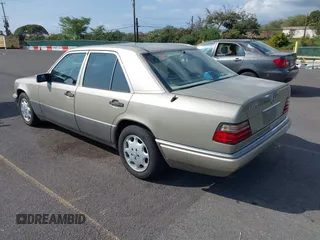 1995 Mercedes-Benz 400 with VIN WDBEA34E8SC205155, listed as a IAAI auction lot 41399651 with 255,593 mi miles. Bid and sale history available at carsss.com. Image 3.