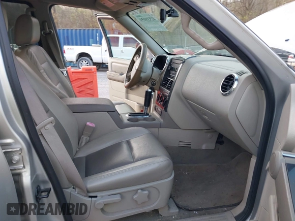 2007 Ford Explorer XLT with VIN 1FMEU73E97UB44364, listed as a IAAI auction lot 41939059 with 193,812 mi miles. Bid and sale history available at carsss.com. Image 5.