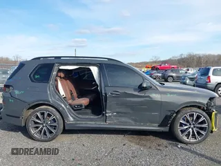 2022 BMW X7 M50i z VIN 5UXCX6C01N9L99140, wystawiony jako IAAI lot #41697545 z przebiegiem 60 972 mil mil oraz . Historia ofert i sprzedaży dostępna na DreamBid. Obrazek 13.
