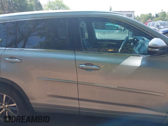 2018 Toyota Highlander SE z VIN 5TDJZRFH8JS526290, wystawiony jako IAAI lot #42393316 z przebiegiem 69 650 mil mil oraz . Historia ofert i sprzedaży dostępna na DreamBid. Obrazek 13.