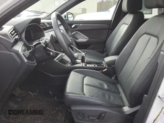 2024 Audi Q3 S line Premium z VIN WA1DECF36R1027887, wystawiony jako Copart lot #49717615 z przebiegiem 17 736 mil mil oraz Szkoda całkowita • Salvage title. Historia ofert i sprzedaży dostępna na DreamBid. Obrazek 7.