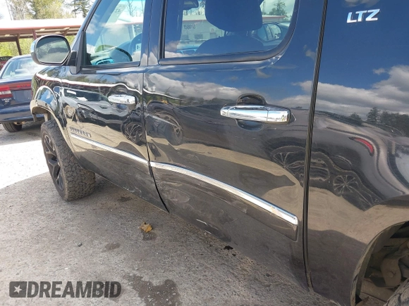 2011 Chevrolet Suburban LTZ with VIN 1GNSKKE3XBR171202, listed as a IAAI auction lot 42130901 with 177,035 mi miles. Bid and sale history available at carsss.com. Image 6.