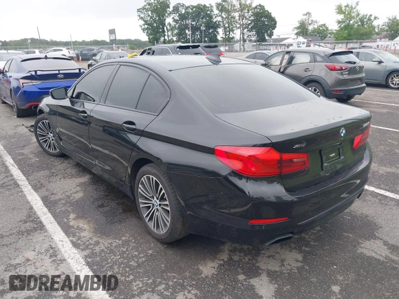 2020 BMW 5 Series 540i xDrive z VIN WBAJS3C09LCD33702, wystawiony jako IAAI lot #42504307 z przebiegiem 79 099 mil mil oraz . Historia ofert i sprzedaży dostępna na DreamBid. Obrazek 3.