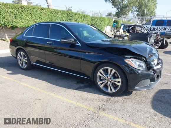 2018 Mercedes-Benz C 300 z VIN 55SWF4JB4JU273394, wystawiony jako IAAI lot #42497154 z przebiegiem 55 606 mil mil oraz . Historia ofert i sprzedaży dostępna na DreamBid. Obrazek 1.