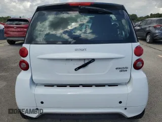2014 Smart fortwo Passion z VIN WMEEJ9AA6EK782087, wystawiony jako Copart lot #73883554 z przebiegiem Nie podano mil oraz Nie do naprawy • Non repairable. Historia ofert i sprzedaży dostępna na DreamBid. Obrazek 6.