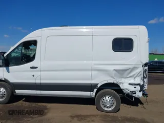 2023 Ford Transit z VIN 1FTYE2C84PKB90935, wystawiony jako IAAI lot #41649489 z przebiegiem 3 272 mil mil oraz . Historia ofert i sprzedaży dostępna na DreamBid. Obrazek 14.