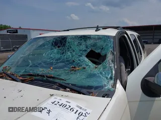 2008 Chevrolet Suburban LTZ z VIN 1GNFC16JX8R252506, wystawiony jako IAAI lot #42402610 z przebiegiem 308 625 mil mil oraz . Historia ofert i sprzedaży dostępna na DreamBid. Obrazek 6.