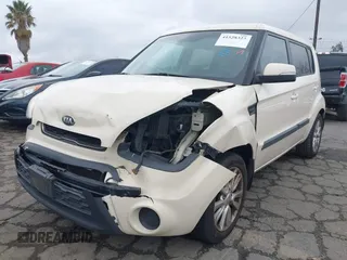 2013 Kia Soul + z VIN KNDJT2A63D7756770, wystawiony jako IAAI lot #41528323 z przebiegiem 124 423 mil mil oraz . Historia ofert i sprzedaży dostępna na DreamBid. Obrazek 2.