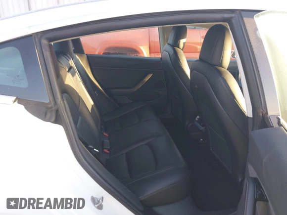 2019 Tesla Model 3 Mid Range z VIN 5YJ3E1EA8KF464681, wystawiony jako IAAI lot #42072104 z przebiegiem 83 451 mil mil oraz . Historia ofert i sprzedaży dostępna na DreamBid. Obrazek 8.