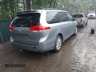 2011 Toyota Sienna XLE z VIN 5TDDK3DC1BS002387, wystawiony jako IAAI lot #42373126 z przebiegiem 279 026 mil mil oraz . Historia ofert i sprzedaży dostępna na DreamBid. Obrazek 4.