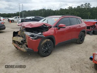 2023 Toyota Corolla Cross LE z VIN 7MUBAAAG3PV045244, wystawiony jako Copart lot #56403745 z przebiegiem 66 541 mil mil oraz Szkoda całkowita • Salvage title. Historia ofert i sprzedaży dostępna na DreamBid. Obrazek 1.
