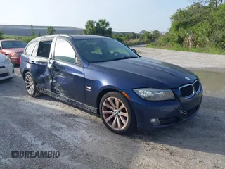 2011 BMW 3 Series 328i xDrive z VIN WBAUU3C50BA542420, wystawiony jako IAAI lot #42463583 z przebiegiem 140 053 mil mil oraz . Historia ofert i sprzedaży dostępna na DreamBid. Obrazek 1.