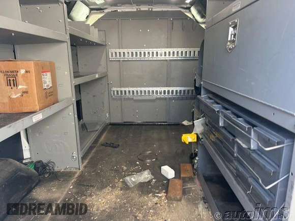 2020 Ford Transit Cargo z VIN 1FTBR1Y81LKB76529, wystawiony jako IAAI lot #42835283 z przebiegiem 131 910 mil mil oraz . Historia ofert i sprzedaży dostępna na DreamBid. Obrazek 3.