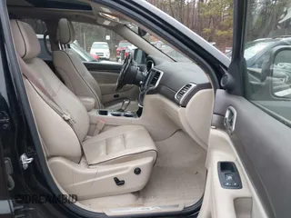 2017 Jeep Grand Cherokee Overland z VIN 1C4RJECG4HC878258, wystawiony jako IAAI lot #41361352 z przebiegiem 137 574 mil mil oraz . Historia ofert i sprzedaży dostępna na DreamBid. Obrazek 5.