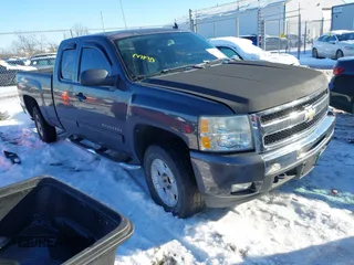 2010 Chevrolet Silverado 1500 LT with VIN 1GCSCSE00AZ153124, listed as a IAAI auction lot 41307647 with 174,991 mi miles and . Bid and sale history available at DreamBid. Image 1.