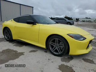 2023 Nissan Z Sport z VIN JN1BZ4AH0PM310987, wystawiony jako Copart lot #74926264 z przebiegiem 10 474 mil mil oraz Szkody całkowita. Historia ofert i sprzedaży dostępna na DreamBid. Obrazek 4.