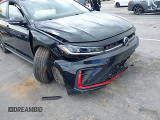 2025 Volkswagen Jetta GLI Autobahn z VIN 3VW2T7BU9SM003551, wystawiony jako IAAI lot #41808269 z przebiegiem 4 038 mil mil oraz . Historia ofert i sprzedaży dostępna na DreamBid. Obrazek 6.