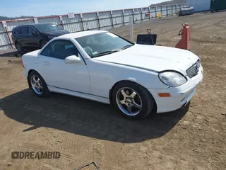 2001 Mercedes-Benz SLK 230/320 z VIN WDBKK65F11F230551, wystawiony jako IAAI lot #42475213 z przebiegiem 82 641 mil mil oraz . Historia ofert i sprzedaży dostępna na DreamBid. Obrazek 1.