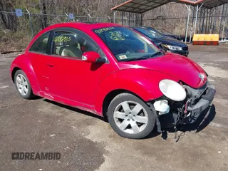 2007 Volkswagen New Beetle Coupe with VIN 3VWRW31C57M504628, listed as a IAAI auction lot 41842935 with 185,910 mi miles. Bid and sale history available at carsss.com. Image 1.