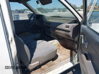 1994 Isuzu Pickup S z VIN JAACL11LXR7217702, wystawiony jako IAAI lot #41761090 z przebiegiem 198 468 mil mil oraz . Historia ofert i sprzedaży dostępna na DreamBid. Obrazek 5.