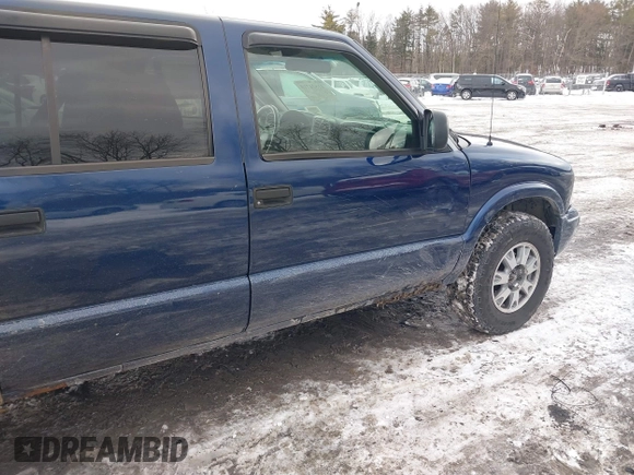 2002 GMC Sonoma SLS with VIN 1GTDT13W12K158613, listed as a IAAI auction lot 41524710 with 217,785 mi miles. Bid and sale history available at carsss.com. Image 6.