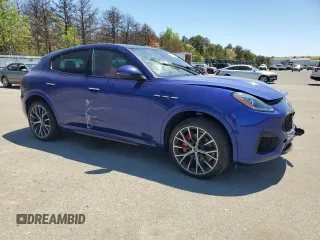 2023 Maserati Grecale Modena z VIN ZN682AVM4P7432217, wystawiony jako Copart lot #55184694 z przebiegiem 1417 mil mil oraz . Historia ofert i sprzedaży dostępna na DreamBid. Obrazek 4.