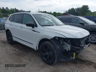2024 Volkswagen Tiguan SE R-Line Black z VIN 3VV8B7AXXRM105318, wystawiony jako IAAI lot #42343677 z przebiegiem 20 569 mil mil oraz . Historia ofert i sprzedaży dostępna na DreamBid. Obrazek 1.