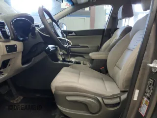 2018 Kia Sportage LX z VIN KNDPMCAC5J7426921, wystawiony jako Copart lot #57848805 z przebiegiem 128 089 mil mil oraz Czysty tytuł • Clean title. Historia ofert i sprzedaży dostępna na DreamBid. Obrazek 7.