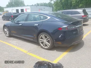 2013 Tesla Model S Performance z VIN 5YJSA1CP1DFP21827, wystawiony jako IAAI lot #42494897 z przebiegiem 148 150 mil mil oraz . Historia ofert i sprzedaży dostępna na DreamBid. Obrazek 3.