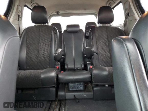 2012 Toyota Sienna SE z VIN 5TDXK3DC9CS222519, wystawiony jako Copart lot #50948145 z przebiegiem 245 553 mil mil oraz Szkoda całkowita • Salvage title. Historia ofert i sprzedaży dostępna na DreamBid. Obrazek 10.