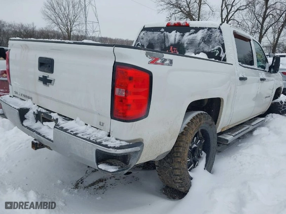 2014 Chevrolet Silverado 1500 LT with VIN 3GCUKREC3EG347070, listed as a IAAI auction lot 41246225 with 180,446 mi miles. Bid and sale history available at carsss.com. Image 4.