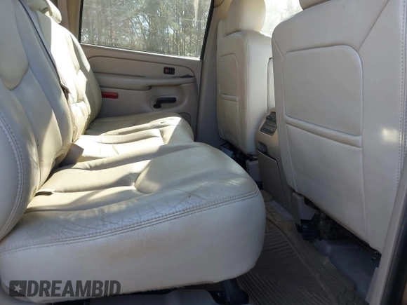 2004 Chevrolet Suburban LS with VIN 1GNEC16Z14J112645, listed as a IAAI auction lot 41699031 with 105,707 mi miles. Bid and sale history available at carsss.com. Image 8.