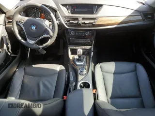 2014 BMW X1 sDrive28i z VIN WBAVM1C57EVW53696, wystawiony jako Copart lot #53142255 z przebiegiem 86 581 mil mil oraz Czysty tytuł • Clean title. Historia ofert i sprzedaży dostępna na DreamBid. Obrazek 8.