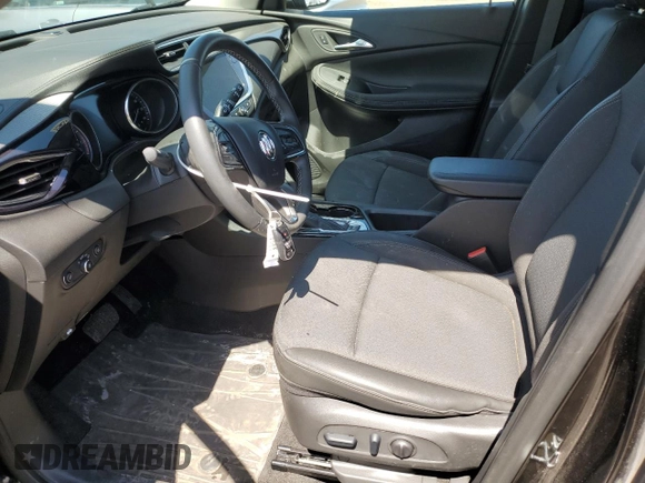 2023 Buick Encore GX Preferred z VIN KL4MMCSL1PB149704, wystawiony jako Copart lot #55058575 z przebiegiem 22 869 mil mil oraz Czysty tytuł • Clean title. Historia ofert i sprzedaży dostępna na DreamBid. Obrazek 7.