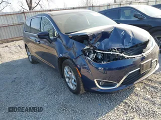 2019 Chrysler Pacifica Touring Plus z VIN 2C4RC1FG1KR582207, wystawiony jako IAAI lot #41802222 z przebiegiem 102 283 mil mil oraz . Historia ofert i sprzedaży dostępna na DreamBid. Obrazek 1.