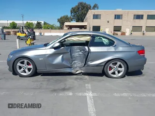 2008 BMW 3 Series 328i с VIN WBAWV135X8P120512, выставлен на аукционе IAAI как лот 42239103 с пробегом 45 613 миль миль и . История ставок и продаж доступна на DreamBid. Изображение 14.