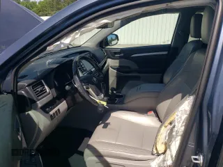 2017 Toyota Highlander XLE with VIN 5TDJZRFH7HS399459, listed as a Copart auction lot 57623325 with 141,568 mi miles and Salvage title. Bid and sale history available at DreamBid. Image 7.