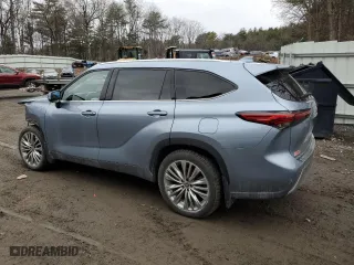 2022 Toyota Highlander Platinum with VIN 5TDFZRBH2NS219473, listed as a Copart auction lot 84596864 with 19,557 mi miles and Salvage Title. Bid and sale history available at carsss.com. Image 2.