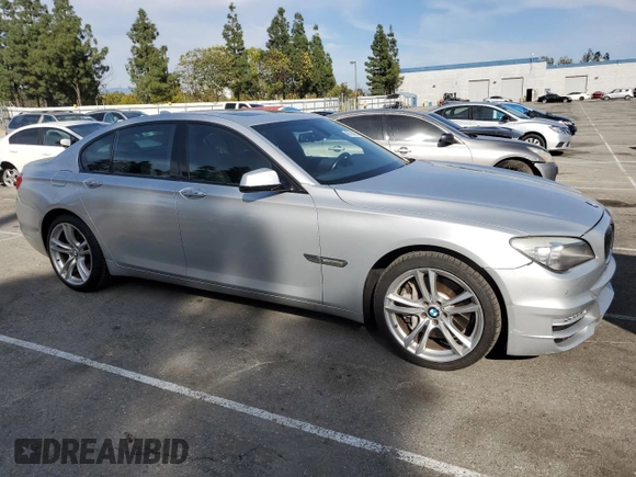 2012 BMW 7 Series 750i z VIN WBAKA8C50CDS99866, wystawiony jako Copart lot #48728465 z przebiegiem 129 547 mil mil oraz Szkoda całkowita • Salvage title. Historia ofert i sprzedaży dostępna na DreamBid. Obrazek 4.