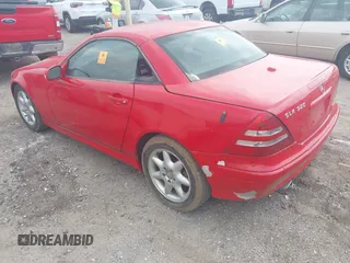 2001 Mercedes-Benz SLK 230/320 z VIN WDBKK65F31F223603, wystawiony jako IAAI lot #42307611 z przebiegiem 136 357 mil mil oraz . Historia ofert i sprzedaży dostępna na DreamBid. Obrazek 3.
