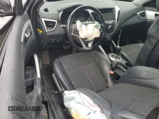 2015 Hyundai Veloster z VIN KMHTC6AD4FU241307, wystawiony jako Copart lot #53704525 z przebiegiem Nie podano mil oraz Szkoda całkowita • Salvage title. Historia ofert i sprzedaży dostępna na DreamBid. Obrazek 8.