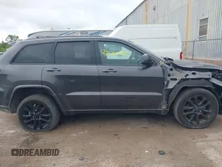 2018 Jeep Grand Cherokee Altitude z VIN 1C4RJFAGXJC190814, wystawiony jako IAAI lot #42660901 z przebiegiem 127 632 mil mil oraz . Historia ofert i sprzedaży dostępna na DreamBid. Obrazek 13.
