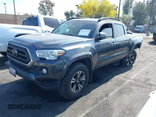 2022 Toyota Tacoma SR5 z VIN 3TMBZ5DN5NM036322, wystawiony jako IAAI lot #42437939 z przebiegiem 77 805 mil mil oraz . Historia ofert i sprzedaży dostępna na DreamBid. Obrazek 2.