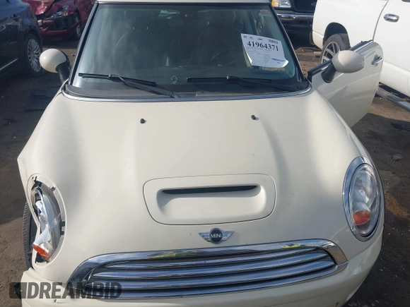 2007 MINI Hardtop with VIN WMWMF33587TT52466, listed as a IAAI auction lot 41964371 with 129,842 mi miles and . Bid and sale history available at DreamBid. Image 10.